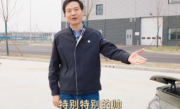 雷军怒赞小米SU7电动尾翼 路上跑起来真的特别帅 ！