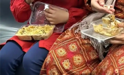 深圳地铁回应印度人在车上吃手抓饭：禁止列车内饮食 一视同仁 !