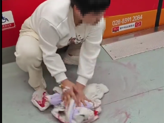 22岁女孩脱衣将地铁血迹擦干：自己当天收到病危通知 ！