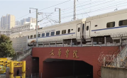 武汉一大学校门上跑火车 校方回应：属实 全国唯一 ！