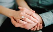 王婆喊话全国的宝贝儿们去谈恋爱：安居才能乐业 ！