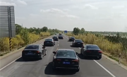 婚车车队占据双车道堵路 对向车被逼出车道！网友：违法了 !
