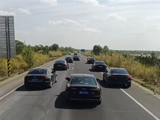 婚车车队占据双车道堵路 对向车被逼出车道！网友：违法了 !