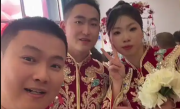 婚车为赶场将新人丢在高速上 过路宾利车主仗义免费解围 ！