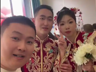 婚车为赶场将新人丢在高速上 过路宾利车主仗义免费解围 ！