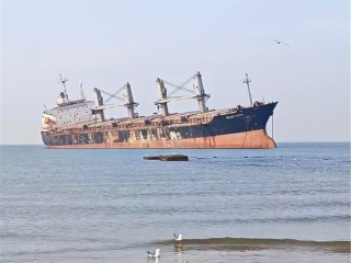 摄影师霸占网红景区沙滩称10万买地 官方回应：无私人承包 !