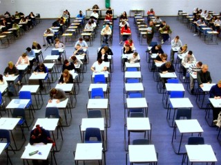 51岁工地大叔8年考20证改变人生：不吃学习的苦 就吃生活的苦 ！