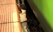 家长需注意！幼童坠入列车缝隙万分危急：幸被乘客合力救起 ！