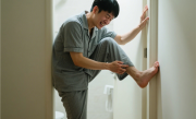 男子大腿根部得脚气：竟是袜子内裤穿错顺序惹了祸 !