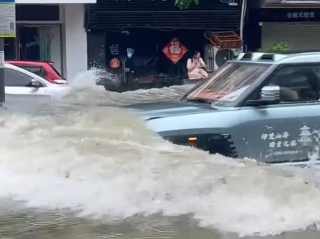 台风暴雨后 仰望U8司机驾车玩水致店铺受损：玻璃被击碎 !