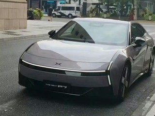 赛博未来感十足 全新小鹏P7实车曝光：首次亮灯了 !