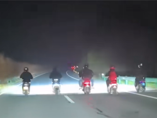 恶意堵路！五人并排在省道上骑摩托：几十辆车死死堵在身后 ！