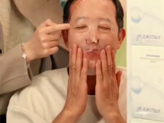 63岁俞敏洪带货面膜亲自上脸试用 网友调侃：也是豁出去了 ！