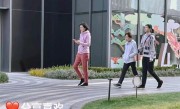 网友晒姚明女儿近照：13岁身高快追上妈妈了 !