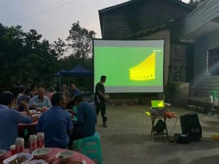 绝症女孩请全村看电影：嘱托关照父母 !