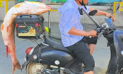 男子电动车后绑60斤大鱼遛街展示：不违规 但不提倡 ！