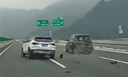 高速上黑车路口紧急变道 后车让速不让道追尾！如何判责引热议 ！