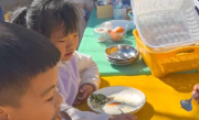 幼儿园小朋友烧火做饭 园方：特色教学 家长孩子们都喜欢 !