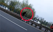 高速路快车道车辆追尾 男子肉身当警示牌：站护栏上来回摆手 ！