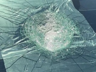 澳洲一特斯拉自动驾驶中疑被陨石砸中：挡风玻璃有熔化痕迹 !