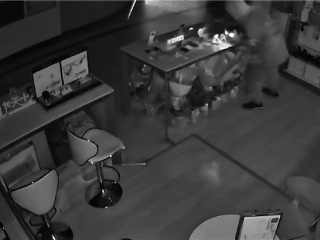 男子偷手机太紧张：三进三出 还偷走手机模型 ！