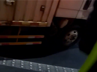 车没油抛锚司机往油箱添水：抖音上说的 加水能多开一小时 ！