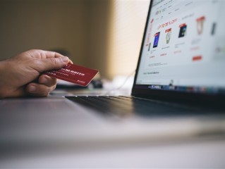 职校学生运动会后集体退超60件穿过的裙子引争议：校方回应这是诈骗 ！