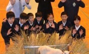 日本小学招不到新生招了只山羊 校长学咩叫欢迎新同学 ！