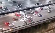 注意缓行！西安冻雨致数十辆车相撞：根本刹不住 !