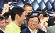 大佬会面！雷军现身北京车展比亚迪展台：与王传福握手交流 ！