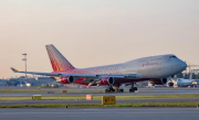 一波音747-400客机起飞时引擎故障 推力失衡致飞机冲出跑道 !