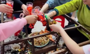 碎碎平安！全家人聚餐时桌子突然炸了：依旧淡定举杯 ！