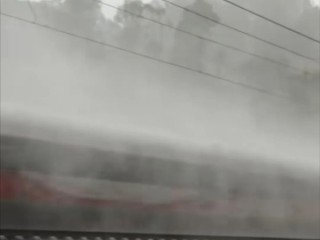 复兴号高铁雨中飞驰赶路 “雨雾”激荡：国外网友集体羡慕 !