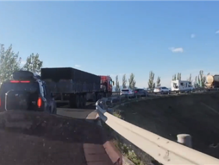网友偶遇大堵车：竟因头车司机原地睡着了 ！