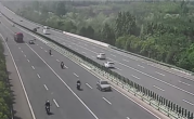 最快超300km/h！7辆摩托车高速上疯狂飙车：骑手驾照全吊销 ！