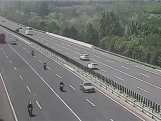 最快超300km/h！7辆摩托车高速上疯狂飙车：骑手驾照全吊销 ！