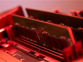 2026年DRAM产能已被瓜分一空！内存短缺要持续到2031年 !