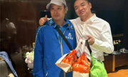 刘强东视察工作住酒店 点外卖给小哥1000元小费并合影 ！