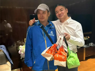 刘强东视察工作住酒店 点外卖给小哥1000元小费并合影 ！