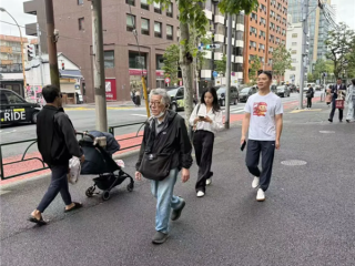 网友日本偶遇刘强东 身穿猪猪侠与京东外卖联名T恤 !