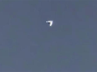 美国洛杉矶上空现V形“UFO”：主体呈回旋镖状 !