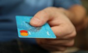 逾期不还的人越来越多！我国信用卡3年减少9000多万张 你还用吗？