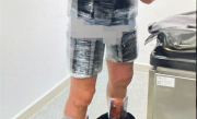 手机版“腰带” 男子身缠62台手机进境 因肚子太大被发现 ！
