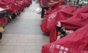 网友称赞雨天给顾客电瓶车搭雨披 胖东来：一直有这项服务 ！