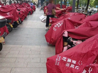 网友称赞雨天给顾客电瓶车搭雨披 胖东来：一直有这项服务 ！