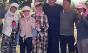 于东来买6710元香烟饮料免费送路人 豪爽向小卖部支付7000元 ！