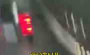 红裙女子骑电动进入隧道致拥堵 面对后方鸣笛捂耳缓慢骑行 交警：罚款50元 !