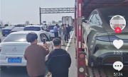 堵车偶遇小米SU7运输车：高速路秒变展厅 男女老少集体围观 ！