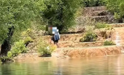 游客在四川黄龙景区钙华池内洗澡 景区：实为捡无人机 !