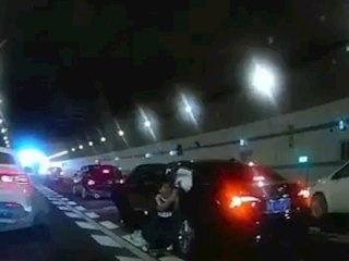 行车记录仪拍下10岁男孩跪地拦车救母感动全网 妈妈回应：儿子说害怕我没了 !